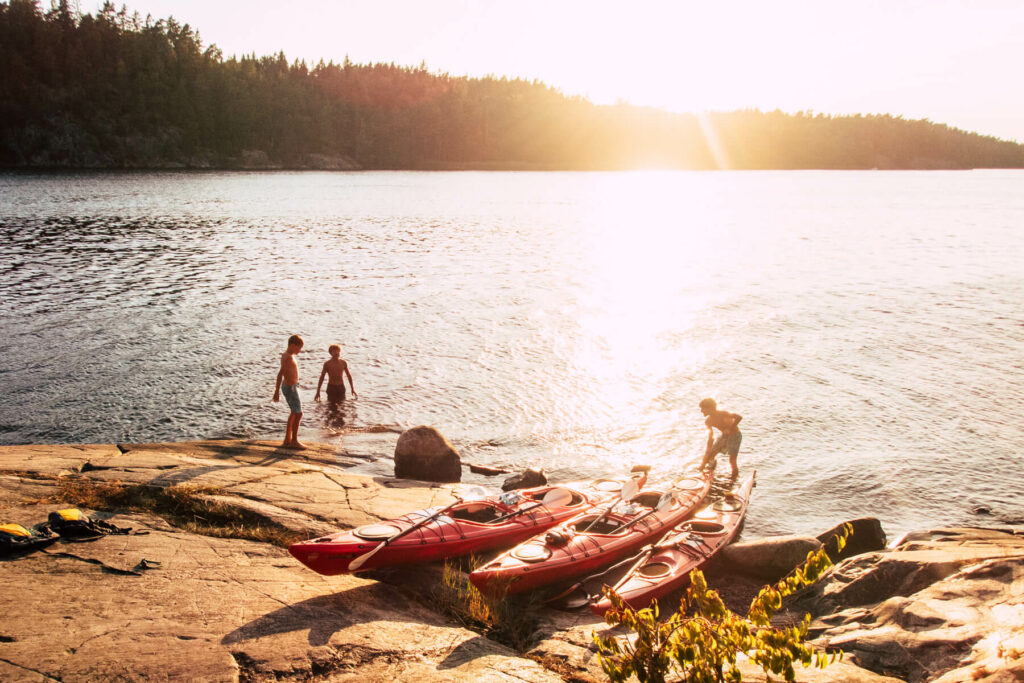 Enjoy breaks on nearby islands: for fika and swimming