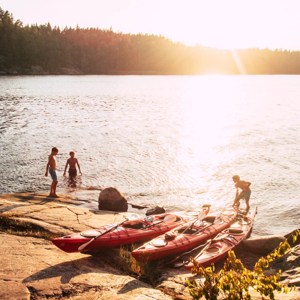 Enjoy breaks on nearby islands: for fika and swimming