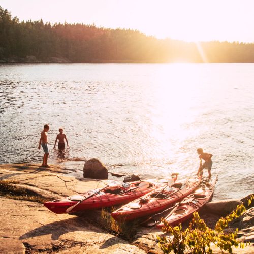 Enjoy breaks on nearby islands: for fika and swimming