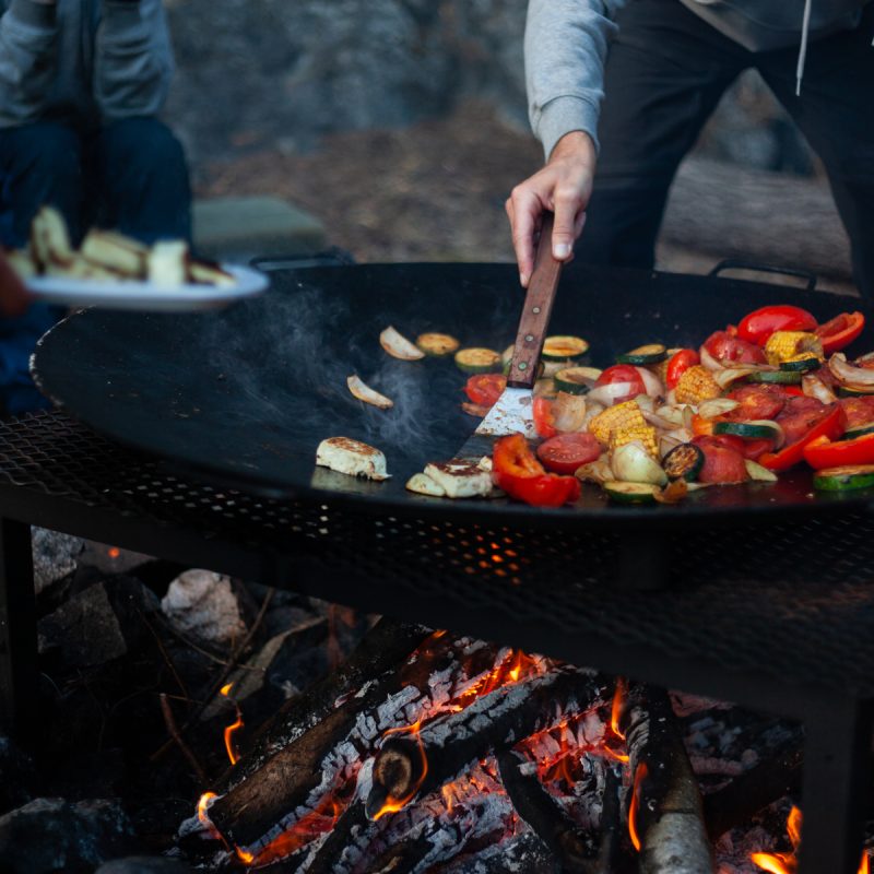 Kochen in der Wildnis über dem Feuer