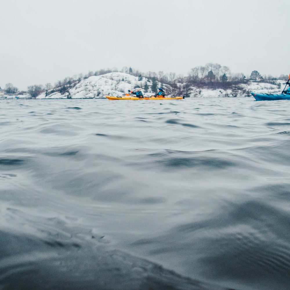 Vaxholm en kayak en hiver