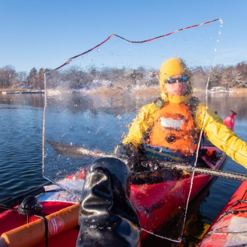 skargardens-kanotcenter-winter-kayaking-icebreaking