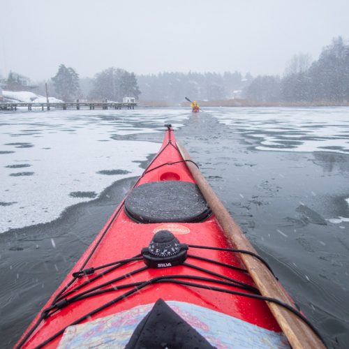 skargardens-kanotcenter-winter-kayaking-snowfall